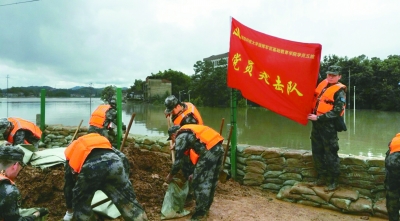 抗洪搶險(xiǎn)給這群90后的大學(xué)生活畫(huà)上圓滿句號(hào)