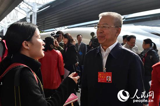 黨的十九大代表、山西省呂梁市委書(shū)記李正印接受人民網(wǎng)記者采訪。（人民網(wǎng)記者 翁奇羽 攝）