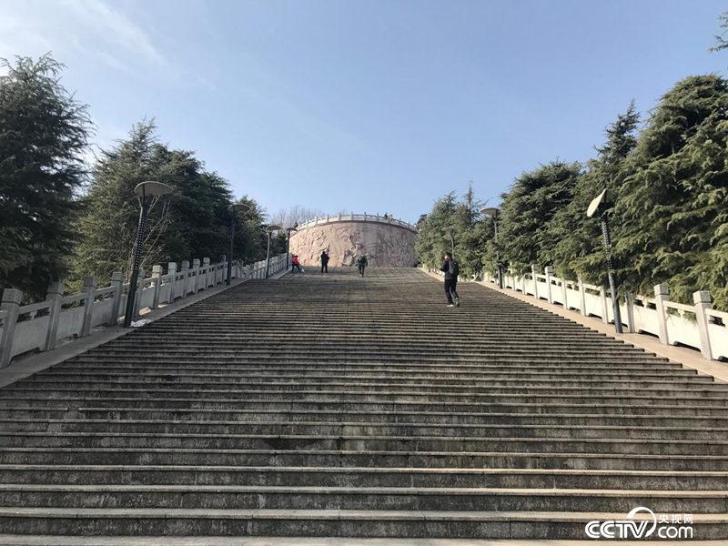 位于老城區(qū)核心位置的金寨縣革命烈士陵園。（孔華/攝）