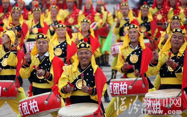 山西·臨汾帝堯古都文化旅游節(jié)鑼鼓大賽在襄汾縣丁陶廣場(chǎng)精彩上演